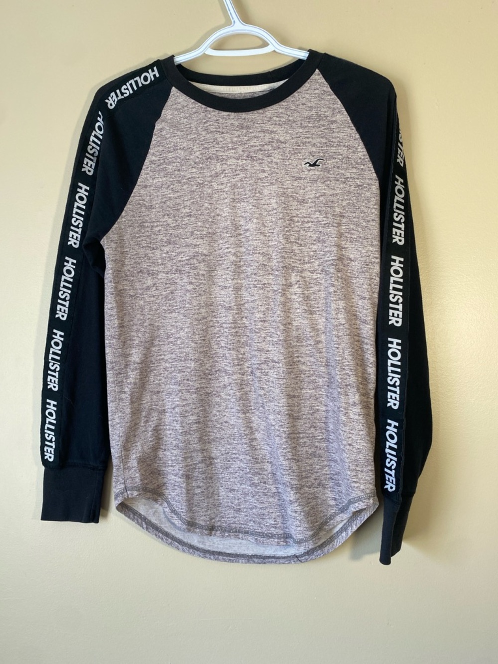 Hollister Logo Tape Raglan Long Sleeve Tee Gray Black Curved Hem Men’s